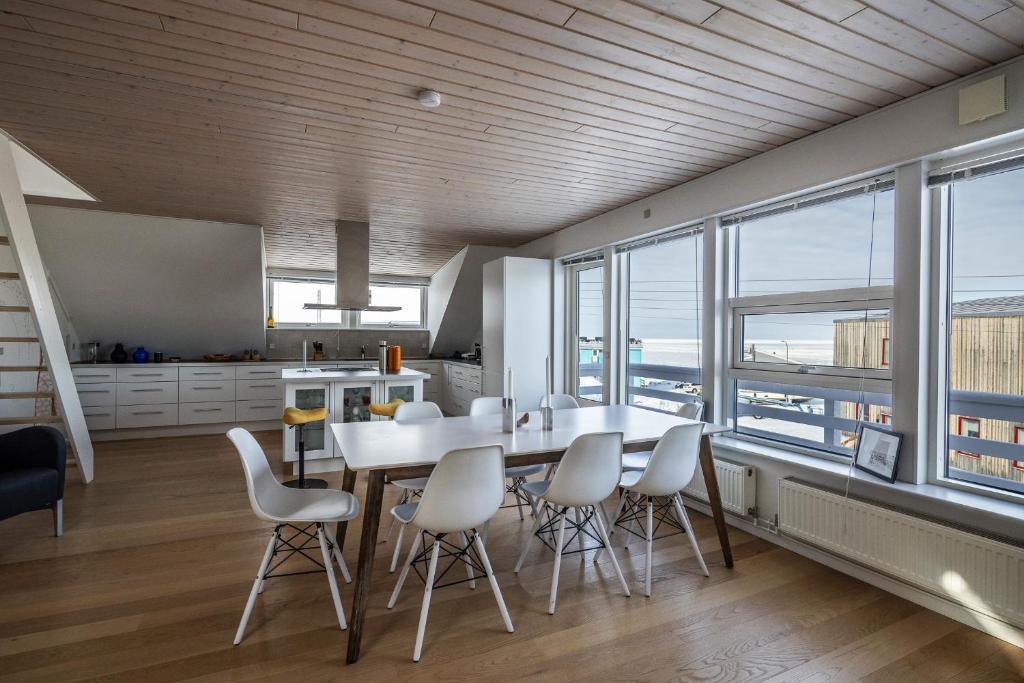 4-bedroom house with sea view and hot tub photo 1