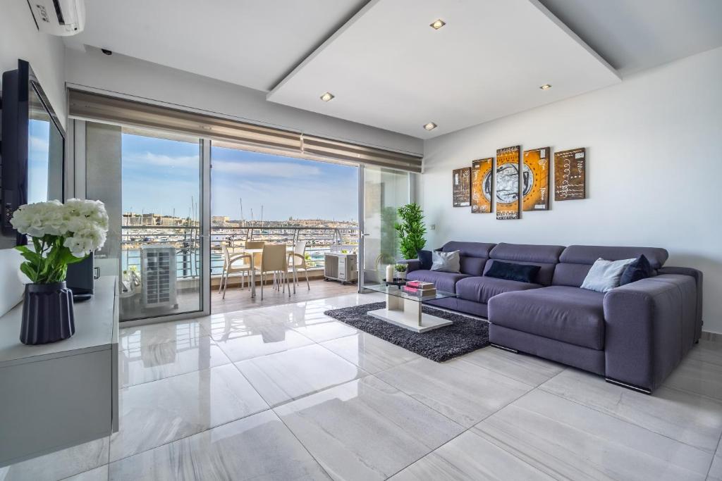 Large & Modern 2BR Apartment with Large Balcony - Close to Saint Julian's, Sliema, & Manoel Island