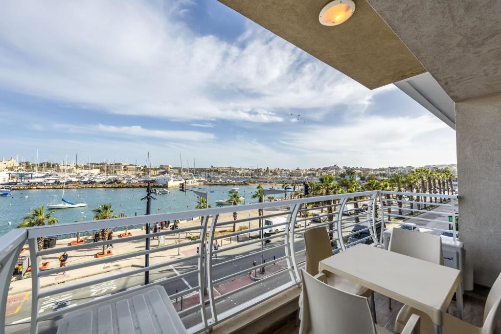 Large & Modern 2BR Apartment with Large Balcony - Close to Saint Julian's, Sliema, & Manoel Island photo 2