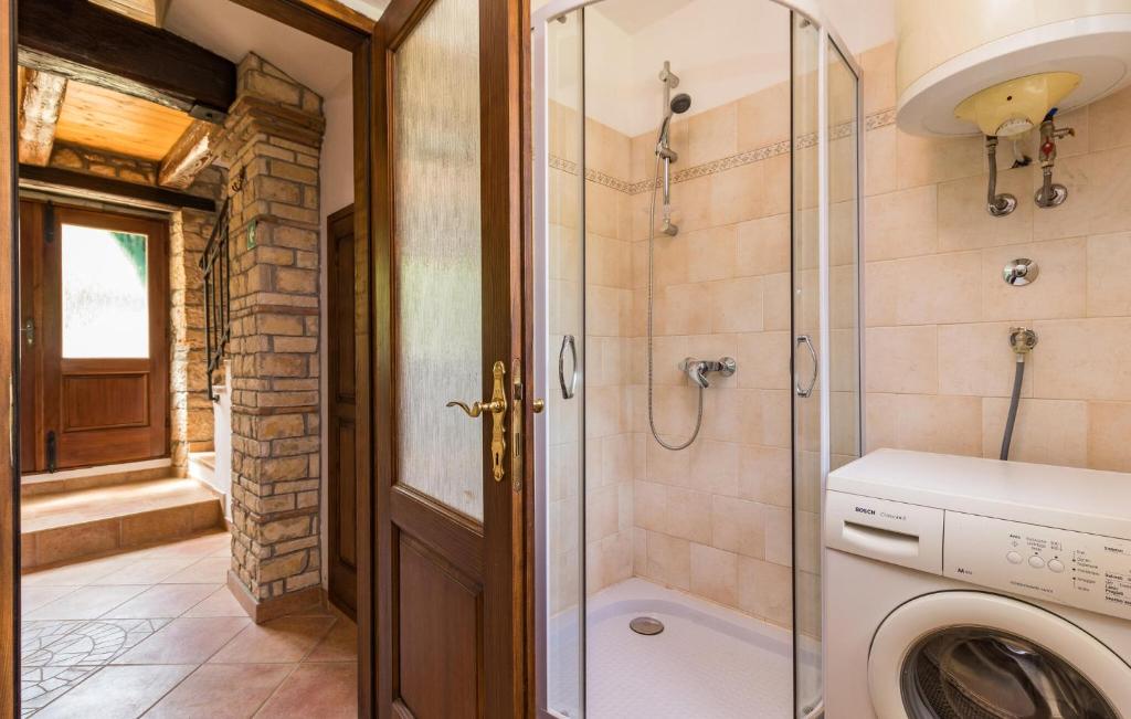 Awesome Home In Kosinozici With Kitchen photo 2