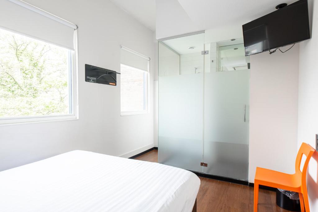 easyHotel Amsterdam City Centre South photo 2