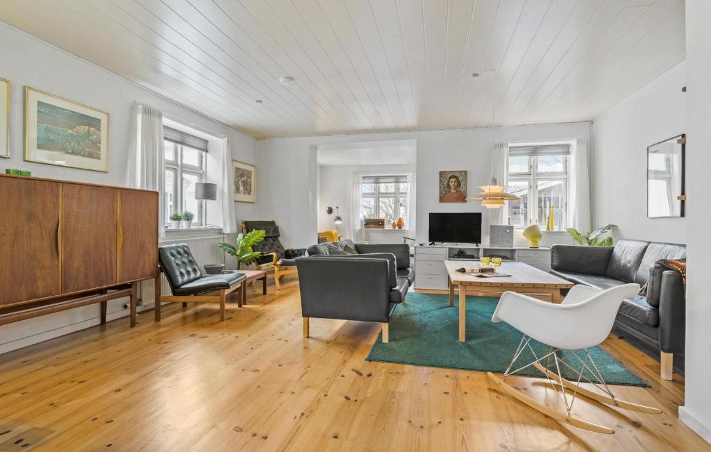 4 Bedroom Cozy Home In Lgstr photo 2