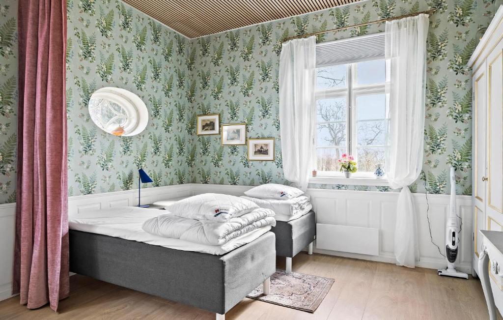 Beautiful Apartment In Aakirkeby With Wifi photo 2