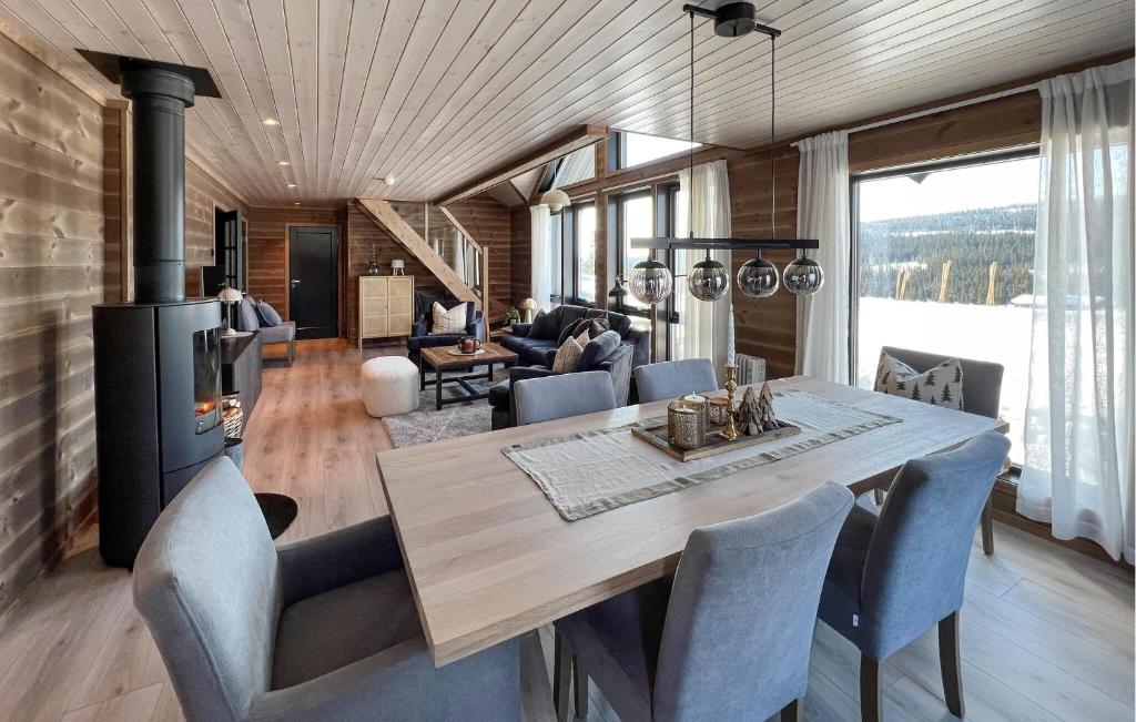 4 Bedroom Stunning Home In Svingvoll photo 3