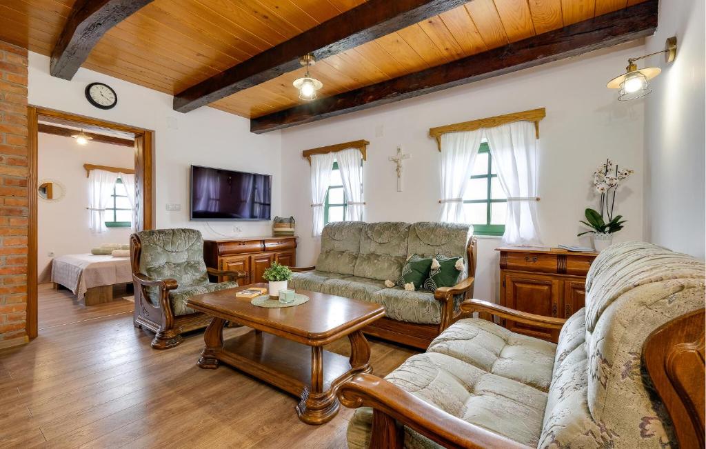 Amazing Home In Podgorje Bistricko With Kitchen photo 3