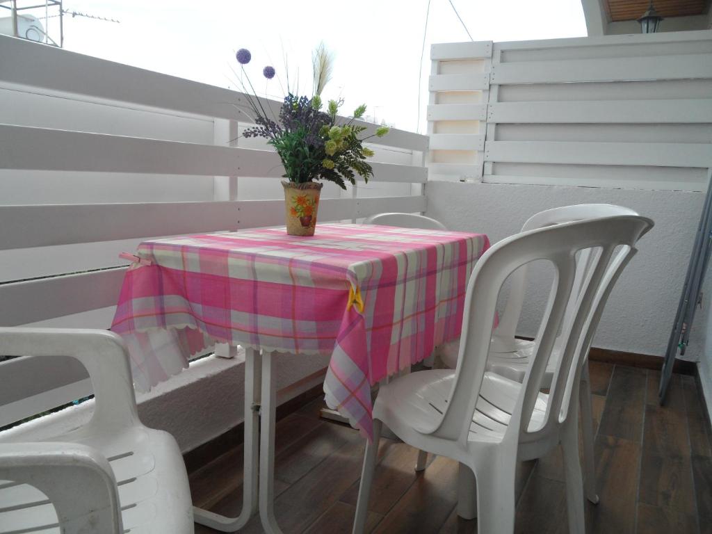 SUNSHINE APTS, TWO BEDROOM , FREE INTERNET, No 3 photo 2