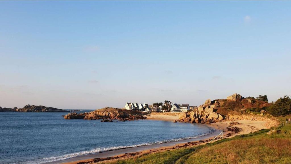 Maisonnette de charme à 400m de la plage à TREGASTEL - Réf 64 photo 1