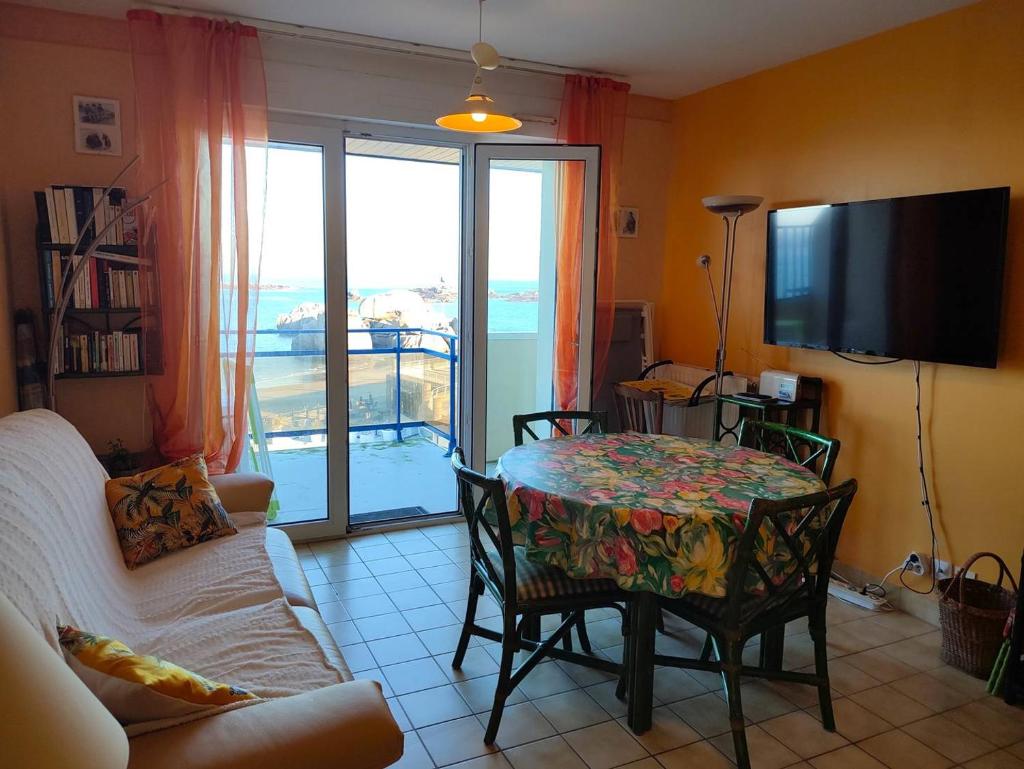 Appartement VUE MER EXCEPTIONNELLE plage du Coz-Pors à TREGASTEL - Ref 721 photo 3