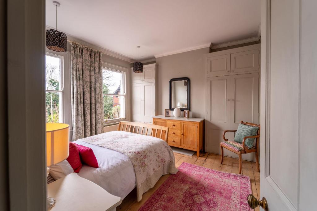 Victorian Townhouse 5 bedrooms Cheltenham - Tap to explore photos