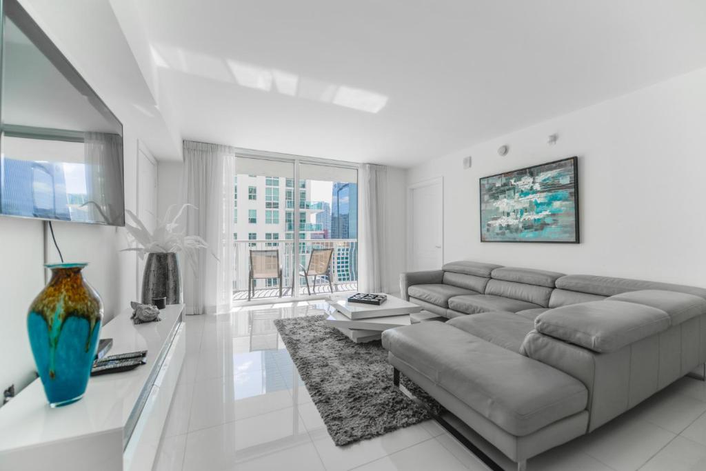 Great 2 Bedrooms in Brickell image