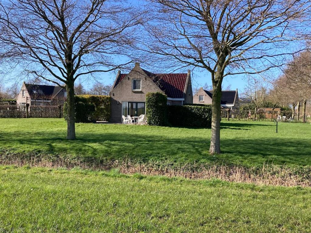 Villa Tzummarum - zeer grote tuin - veel privacy !! photo 2