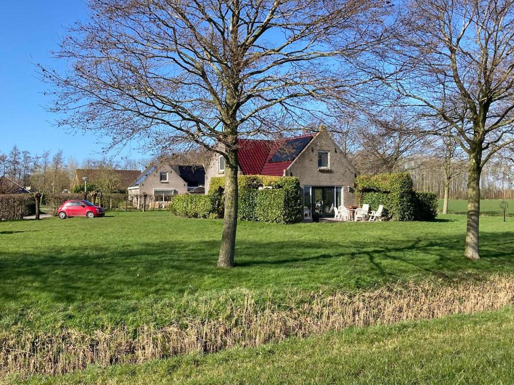 Villa Tzummarum - zeer grote tuin - veel privacy !!