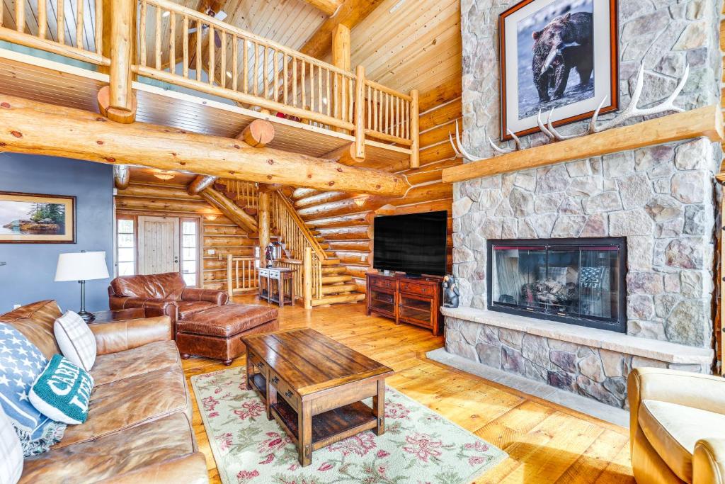 Spacious Frisco Home with Hot Tub and Mountain Views! photo 4