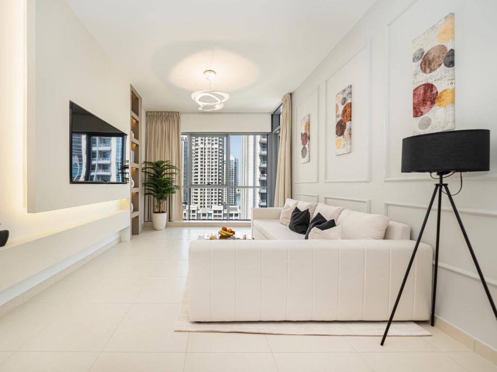 Luxury Living: 2-BR Burj Khalifa Views in Downtown photo 3