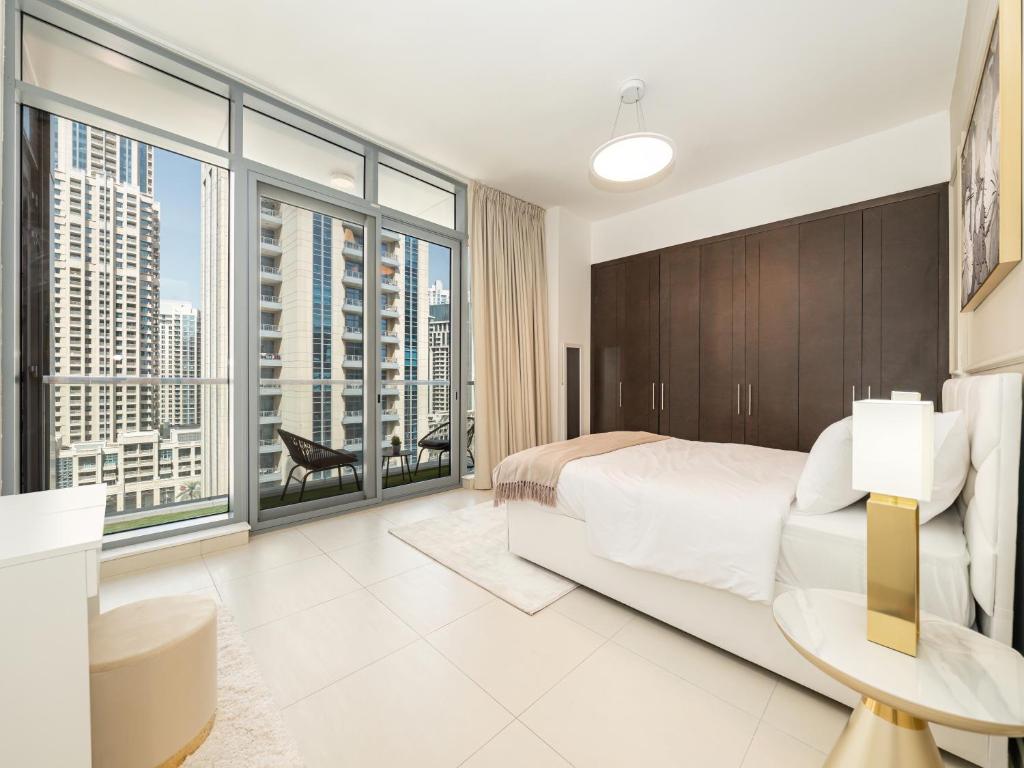 Luxury Living: 2-BR Burj Khalifa Views in Downtown photo 2
