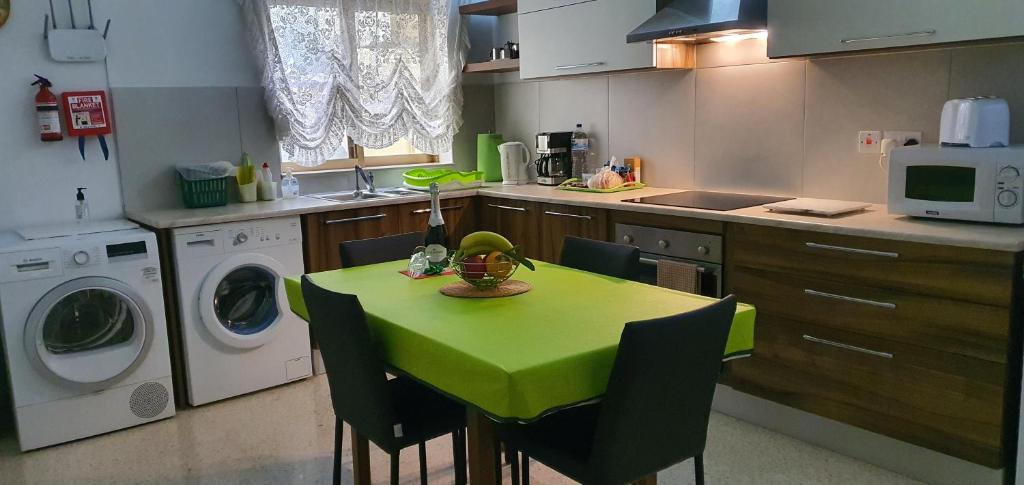 Central Studio Apartment photo 1