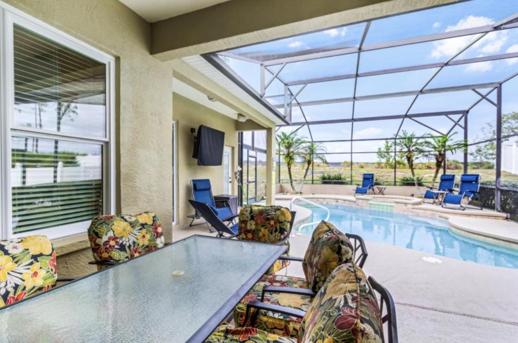 Special Offer Golf Court View For Less image