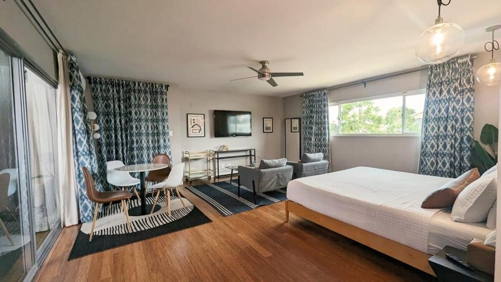 LA Huge Mid Century Guesthouse Patio LAX Beach image