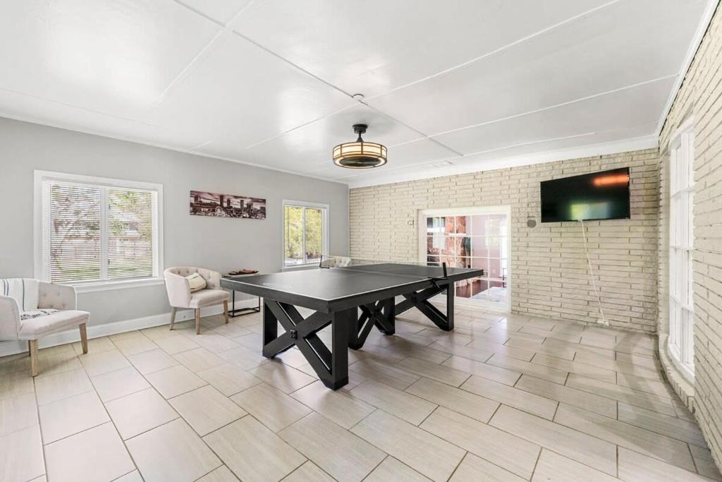 Mansion With Private Pool Basketball & Tennis courts photo 4