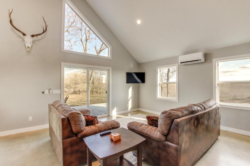 Modern Oskaloosa Cabin with 2 Acres and On-Site Trails photo 3