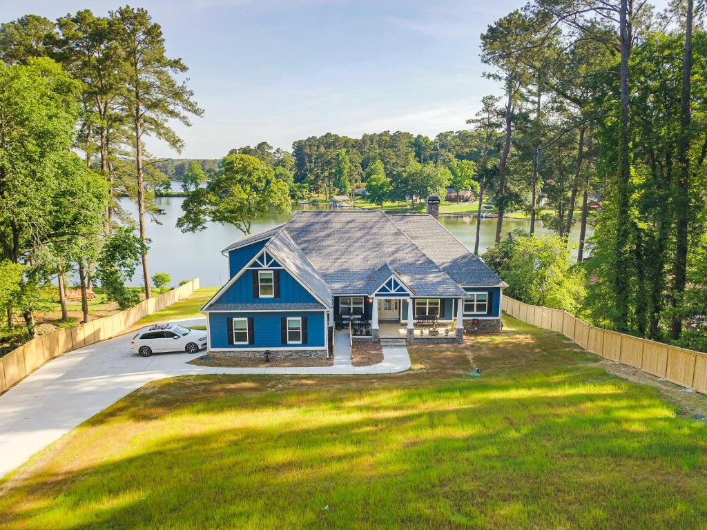Stunning Lakefront Retreat on Jodeco - Your Perfect Getaway Awaits!