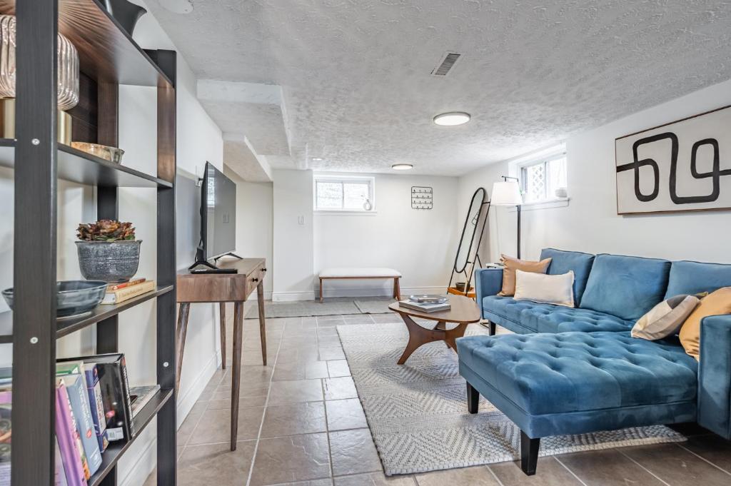 COZY 2-BEDROOM BASEMENT SUITE photo 3