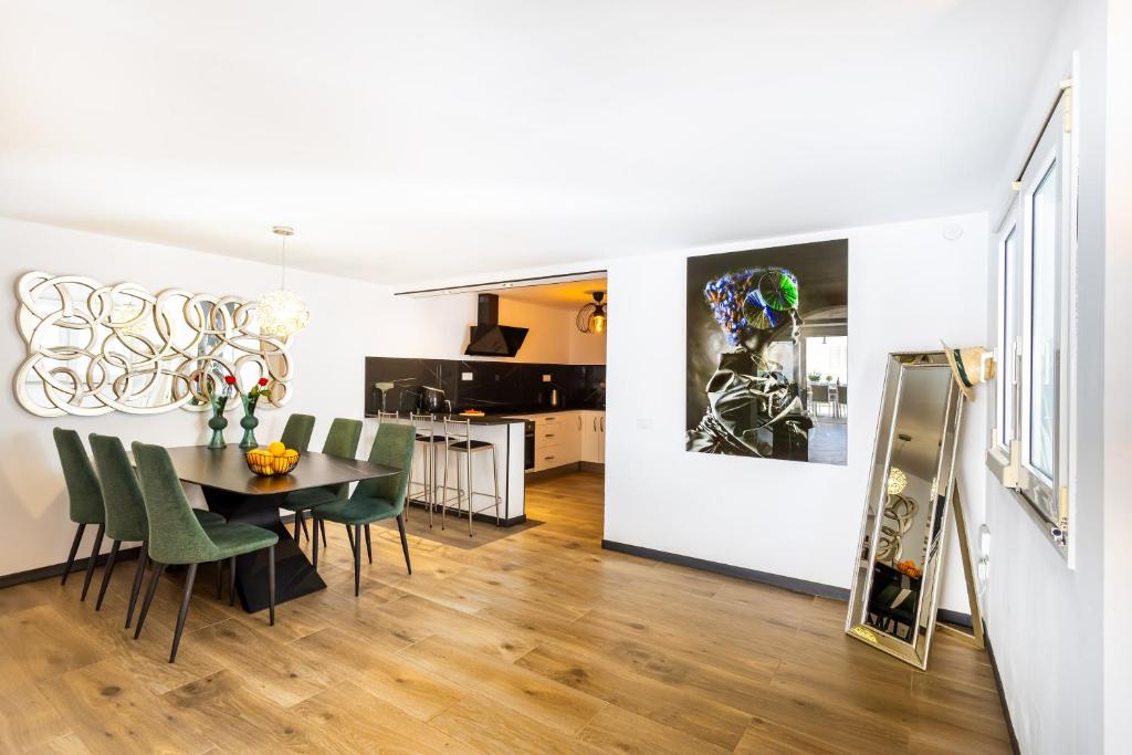 10p Villa met 2p studio te huur compleet gerenoveerd! photo 2