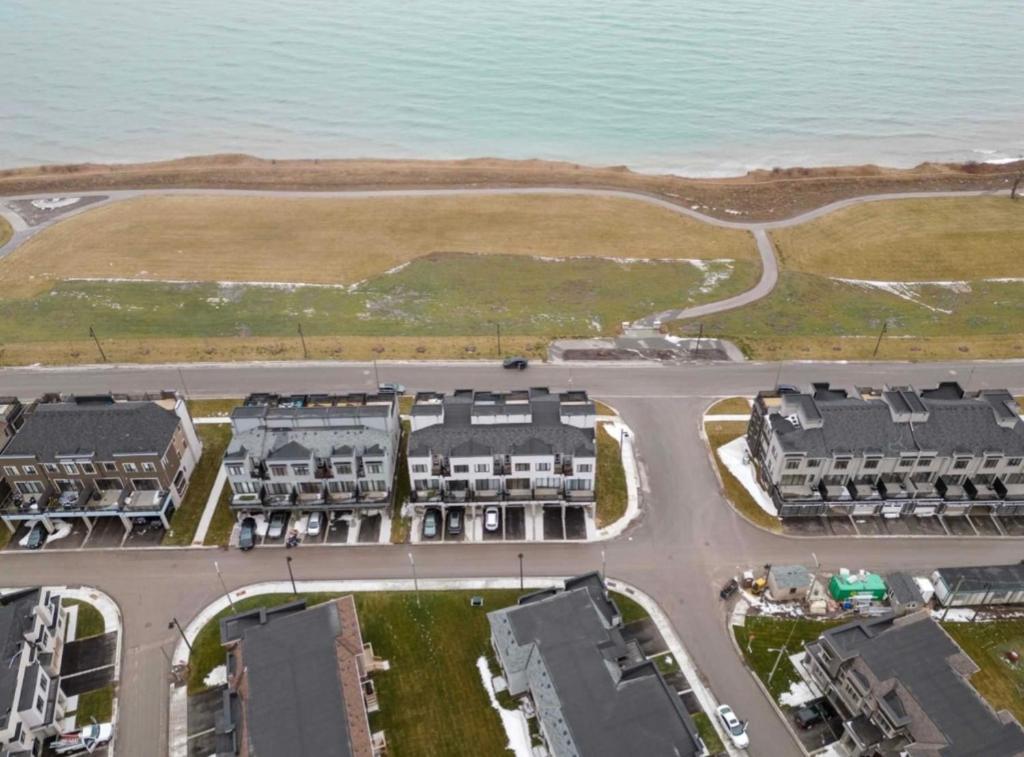 5 bedroom 3 bathroom Lake view townhouse