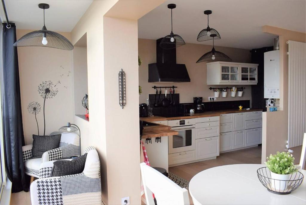 Appartement entièrement rénové avec SUPERBE VUE sur la Baie Sainte-Anne à TREGASTEL - Ref 96 photo 2