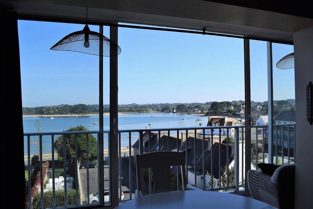 Appartement entièrement rénové avec SUPERBE VUE sur la Baie Sainte-Anne à TREGASTEL - Ref 96 photo 4