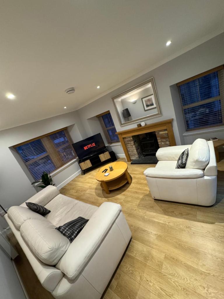 Town Centre 2 bedroom apartment - Tap to explore photos