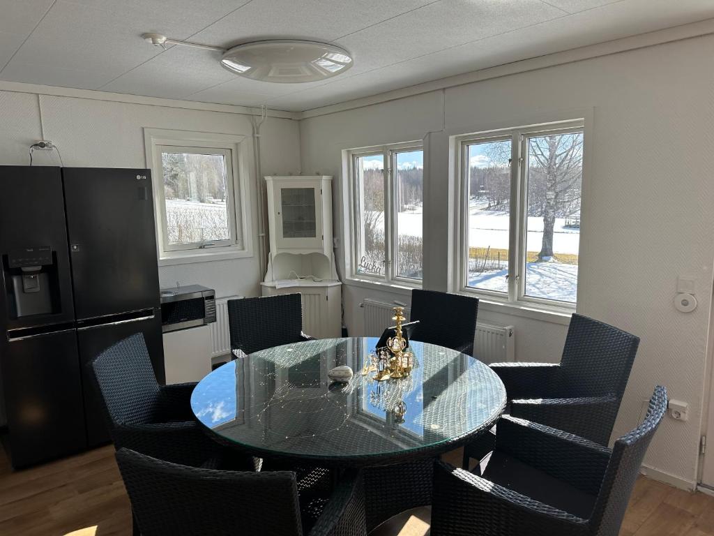 Sjöutsikt, Röd trästuga med traditionellt yttre Skandinavisk, modernt inre och alla bekvämligheter, Sol hela dagen på stora altanen, Tryggt, Vinterbonat, Fiske, Båt photo 1