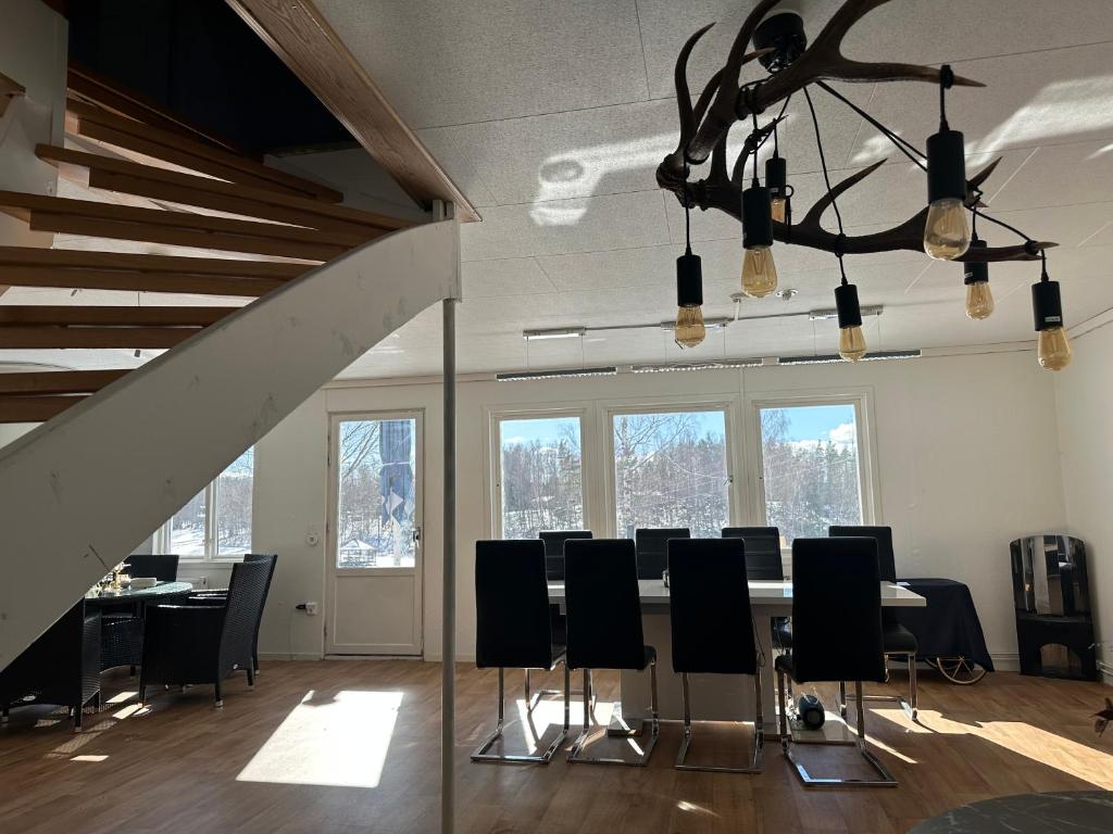 Sjöutsikt, Röd trästuga med traditionellt yttre Skandinavisk, modernt inre och alla bekvämligheter, Sol hela dagen på stora altanen, Tryggt, Vinterbonat, Fiske, Båt photo 3