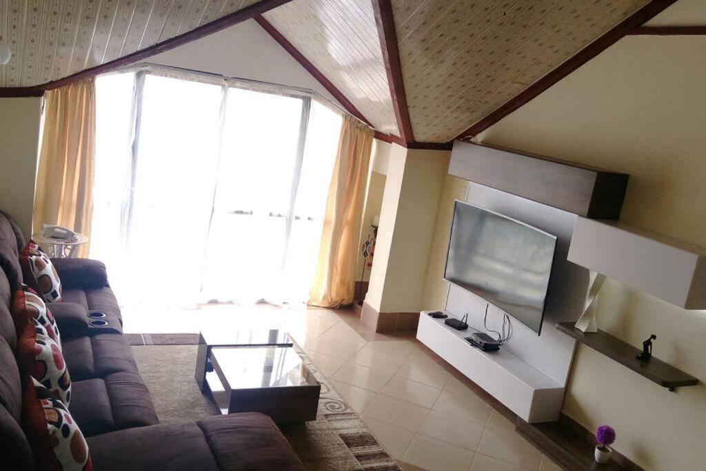Fully furnished 3br, master ensuite penthouse. photo 1
