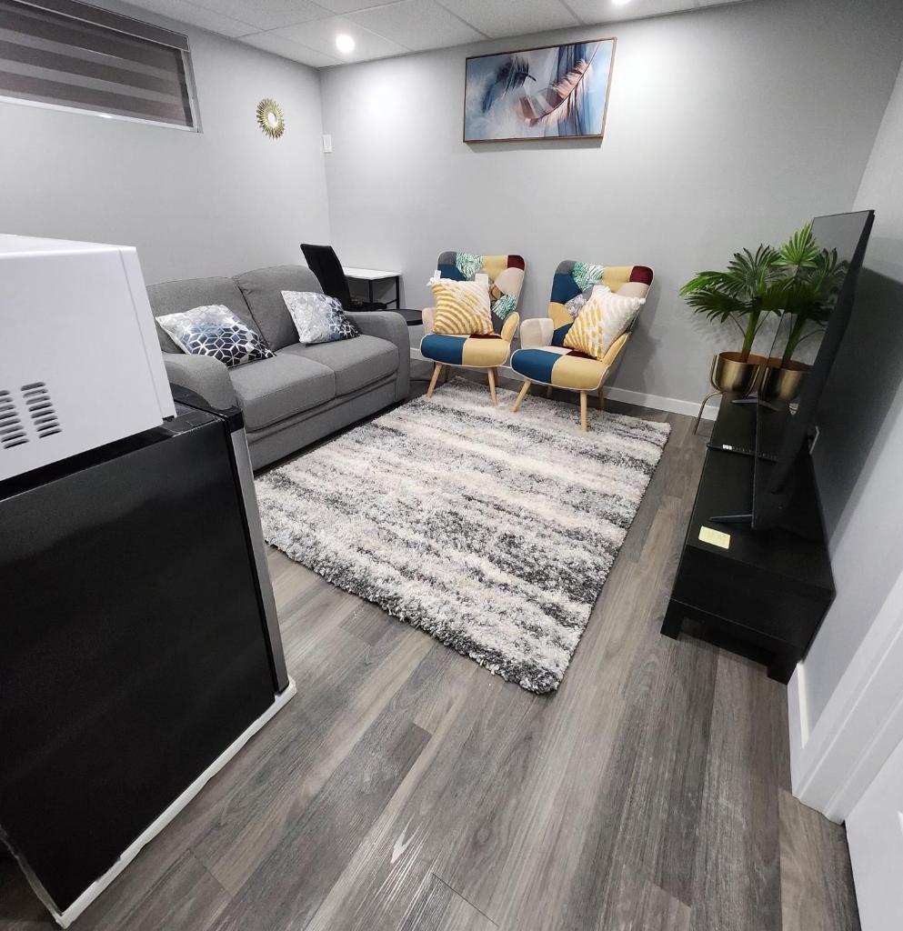 Entire Basement Suite with Private Entrance photo 2