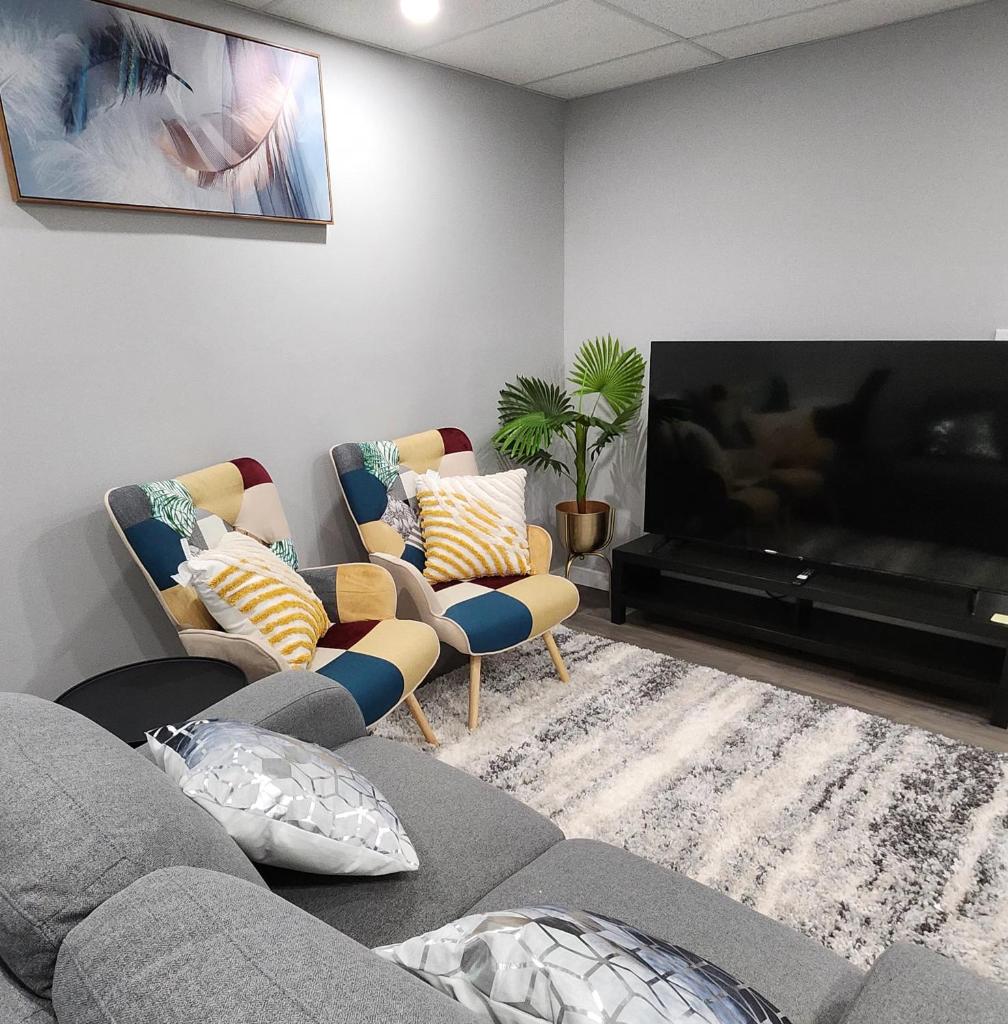Entire Basement Suite with Private Entrance photo 4