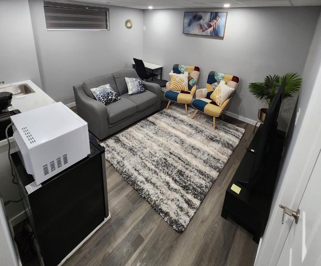 Entire Basement Suite with Private Entrance photo 3