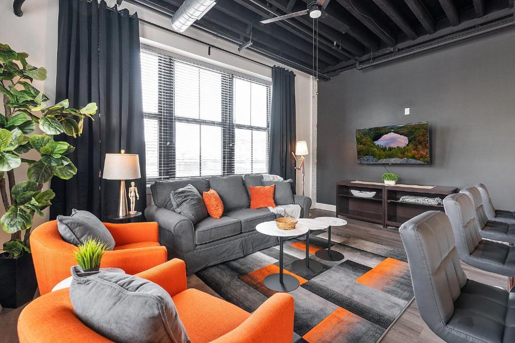 Luxury Urban 1BR King Bed-Parking - Heart of Historic Germantown - Temple & LaSalle -105- Stay Long Term! image