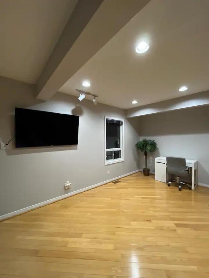 Charming Affordable Accommodation 20 min to Toronto photo 4