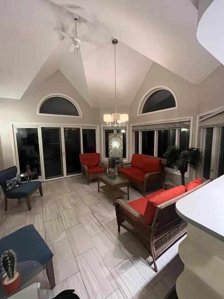 Charming Affordable Accommodation 20 min to Toronto photo 3