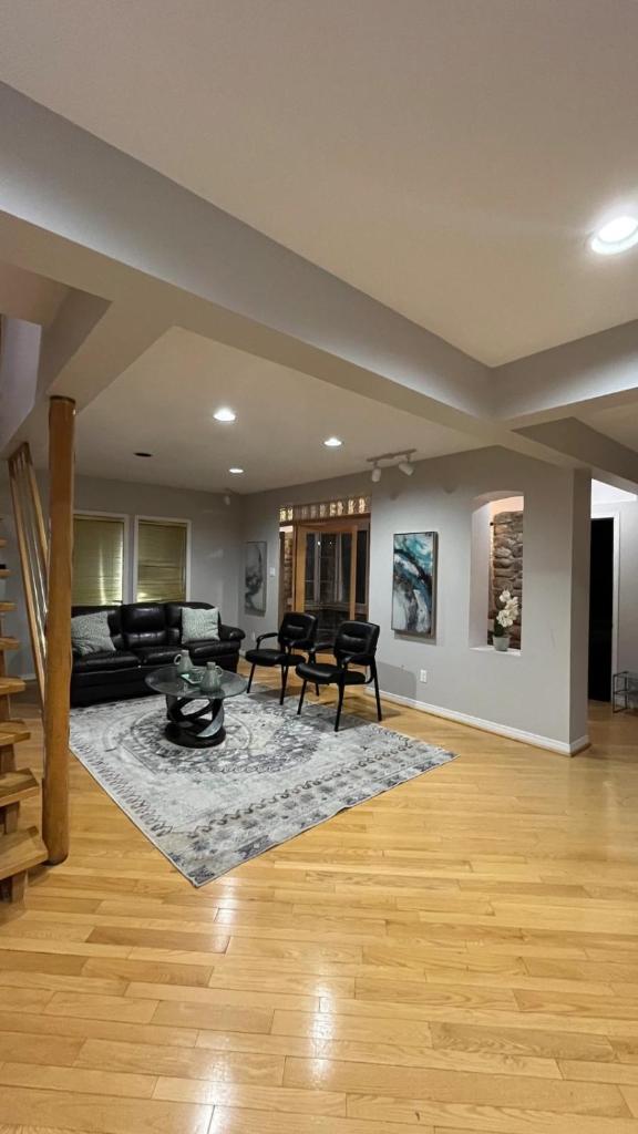 Charming Affordable Accommodation 20 min to Toronto photo 2