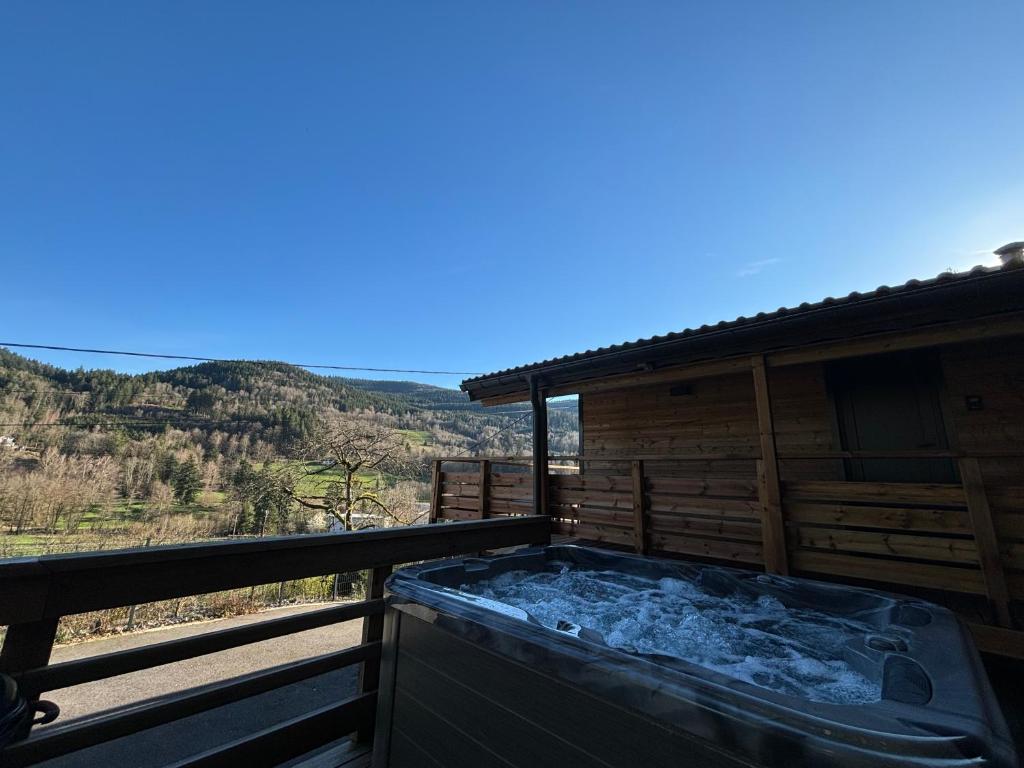 Chalet du Faubourg & Jacuzzi, proximité Gerardmer & La Bresse photo 3