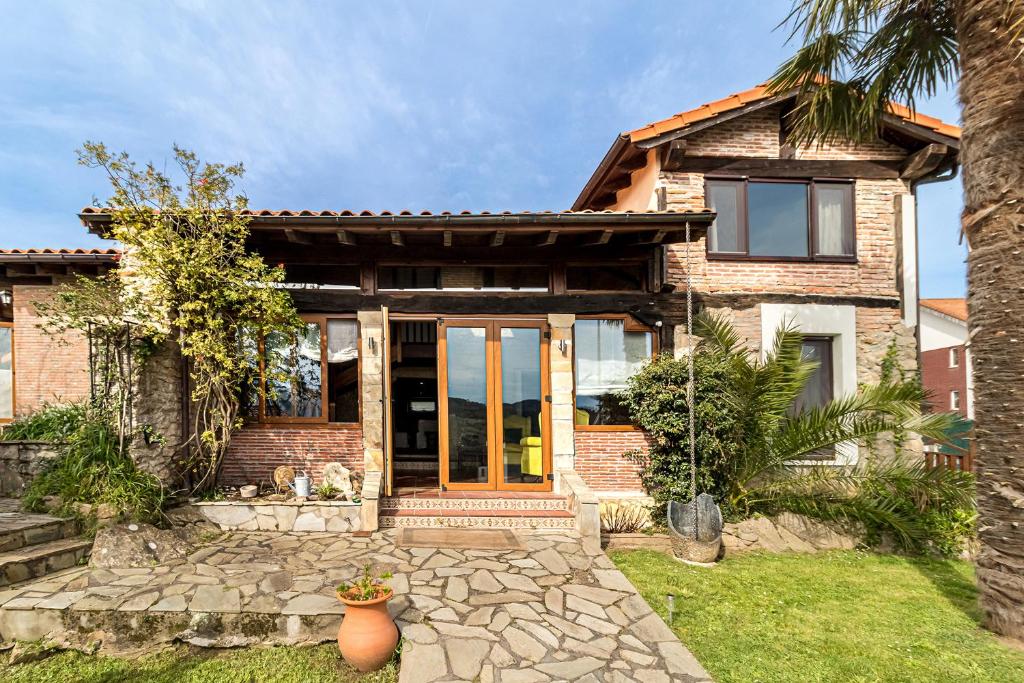 Preciosa casa con jardín photo 1