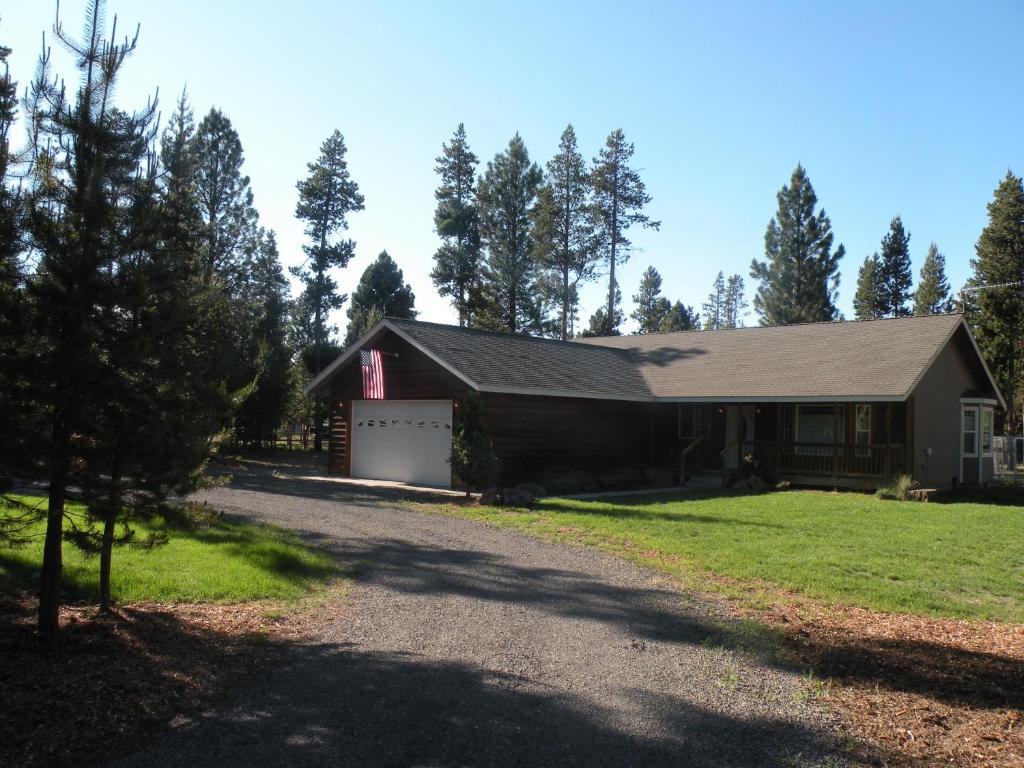 The Cozy Cabin LaPine image