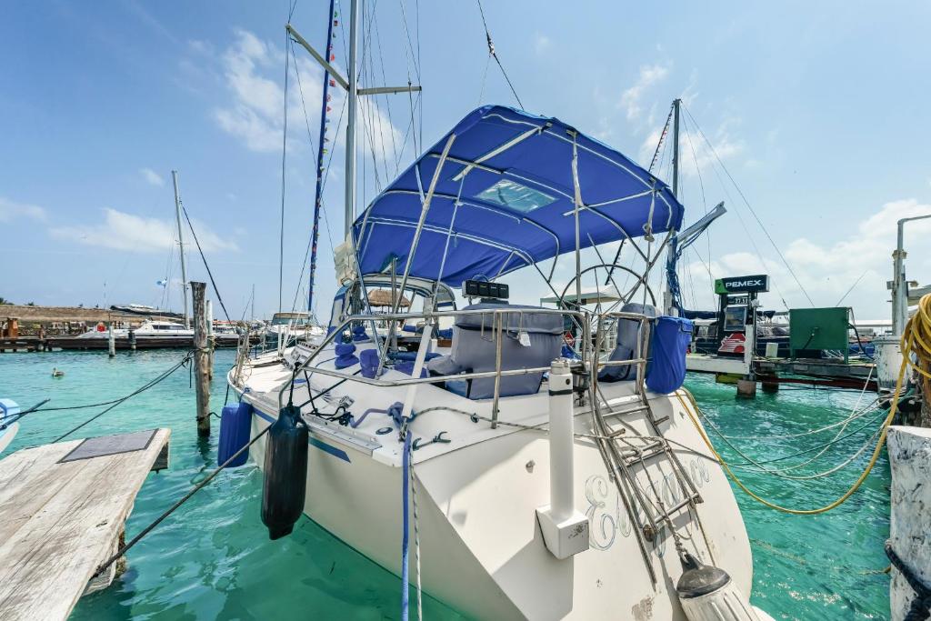 Walk barefoot to beach & downtown! Private Sailboat at North End, queen bed, en-suite bath, air con photo 2