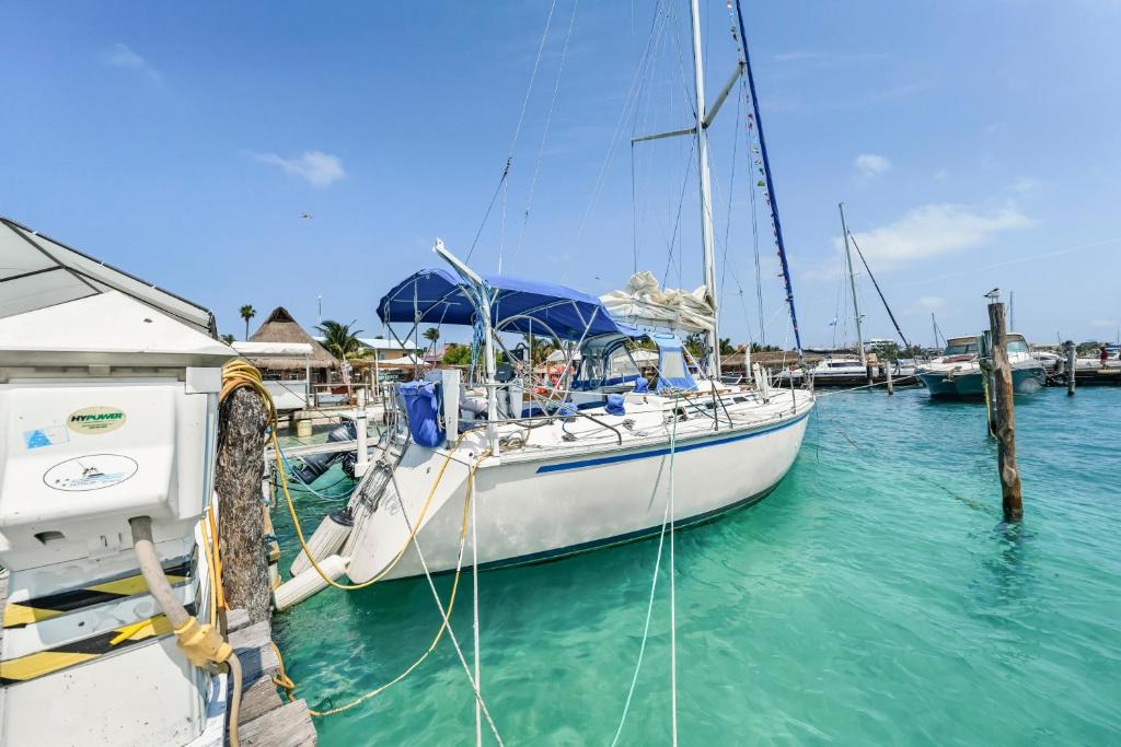 Walk barefoot to beach & downtown! Private Sailboat at North End, queen bed, en-suite bath, air con photo 1