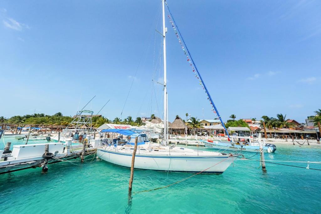 Walk barefoot to beach & downtown! Private Sailboat at North End, queen bed, en-suite bath, air con