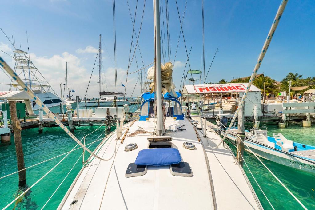 Walk barefoot to beach & downtown! Private Sailboat at North End, queen bed, en-suite bath, air con photo 3