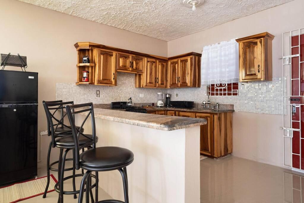 Fully AC 2BR, 5 mins from Ian Fleming Int Airport photo 3