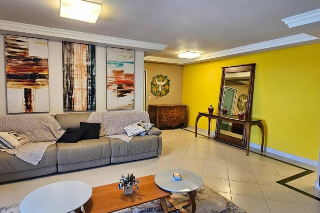 Belíssimo 4 Quartos com ar condicionado de Frente para o Mar canto nobre Morro da Pescaria